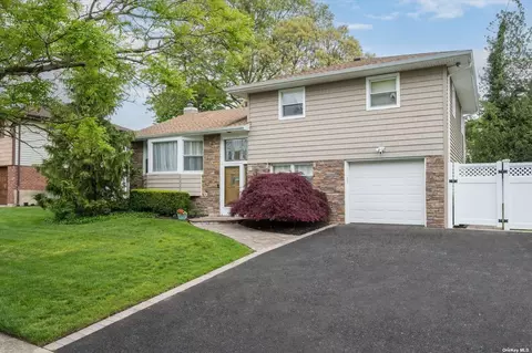18 Jane Dr, Old Bethpage, NY 11804