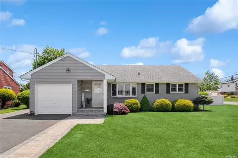 139 Saint Marks Pl, Massapequa, NY 11758