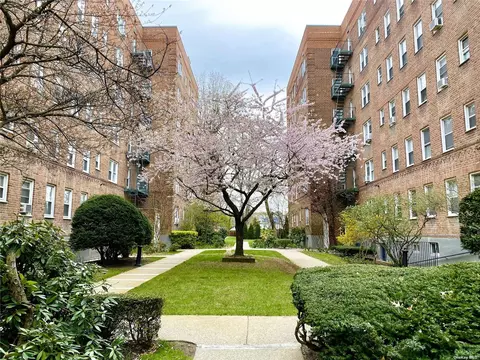24 Mulford Pl #6D, Hempstead, NY 11550