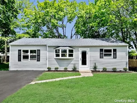 25 E Cherry St, Central Islip, NY 11722