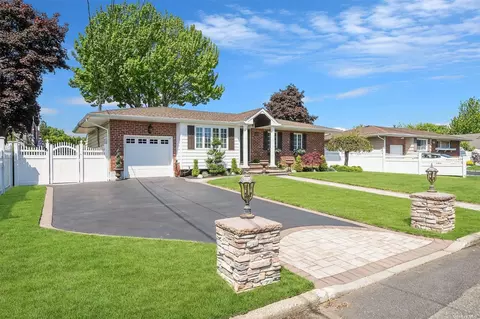 84 W 12th St, Deer Park, NY 11729