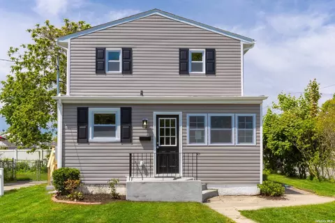 14 Buena Vista Blvd, Lindenhurst, NY 11757