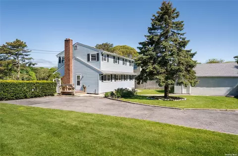 8 E Canal Ct, Hampton Bays, NY 11946