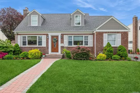 46 Chestnut St, Westbury, NY 11590