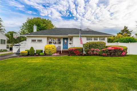 586 Haddon Ln, East Meadow, NY 11554
