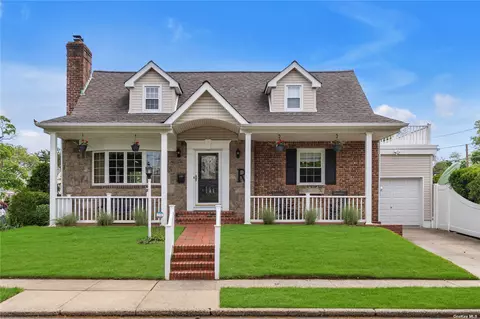 3 Manor Ct, New Hyde Park, NY 11040