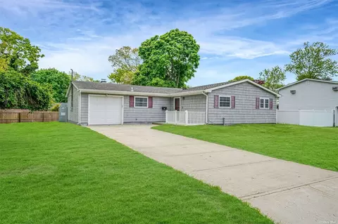 22 Huxley Ln, Ronkonkoma, NY 11779