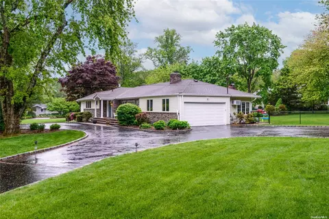 2 Pine Dr, Woodbury, NY 11797