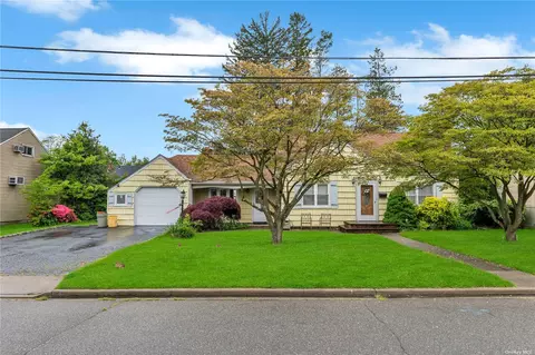 14 Briggs St, Hicksville, NY 11801