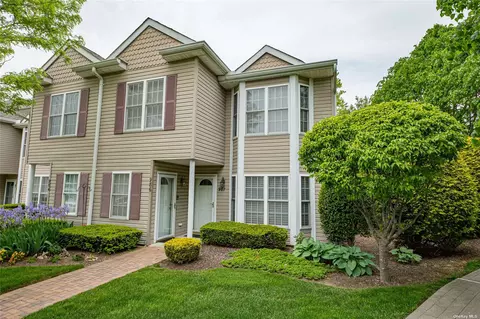 987 Madeira Blvd #987, Melville, NY 11747