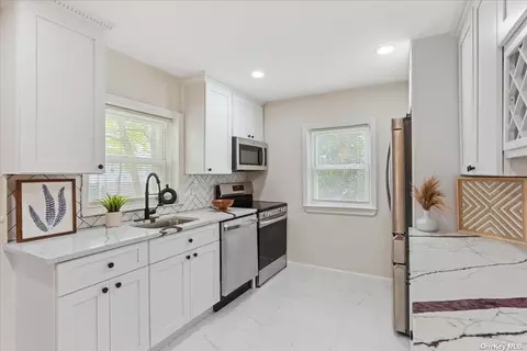 601 Pinto St, Babylon, NY 11702