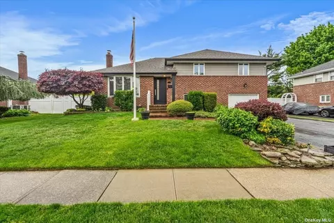 16 Vinton St, Massapequa, NY 11758