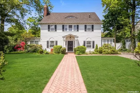 15 Nassau Dr, Great Neck, NY 11021