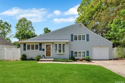 10 Georgetown Pl, Smithtown, NY 11787