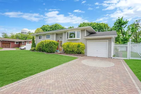 2 Russell Ct, Copiague, NY 11726