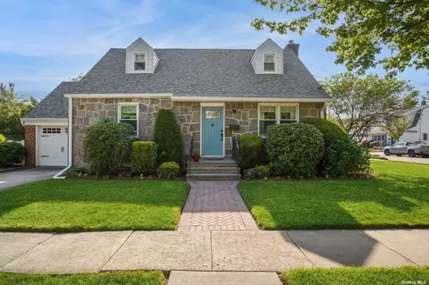 65 Jerome Ave, Mineola, NY 11501