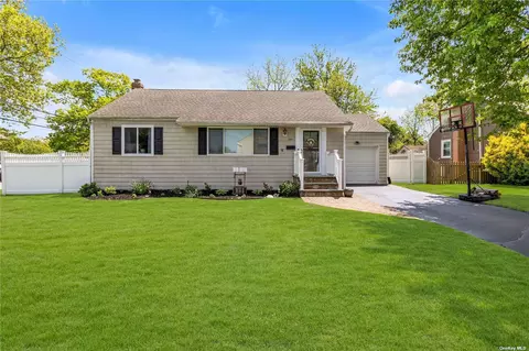 501 6th Ave W, East Northport, NY 11731