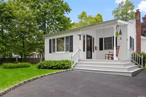 5 Oak St, Saint James, NY 11780