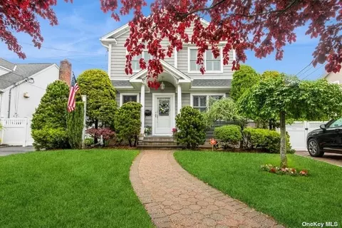 287 Commonwealth St, Franklin Square, NY 11010