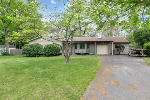 8 Pine Ct, Patchogue, NY 11772