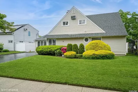 36 Sprucewood Dr, Levittown, NY 11756