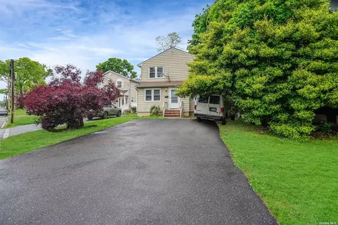 5 W Smith St, Amityville, NY 11701