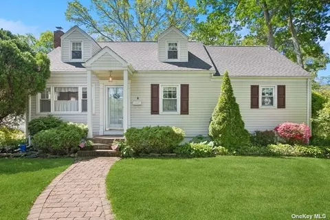 16 Howell Ave, Patchogue, NY 11772