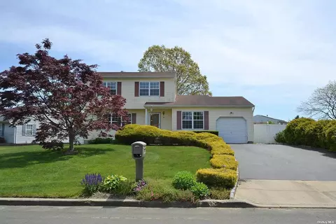 6 Sunbonnet Ln, Bellport, NY 11713