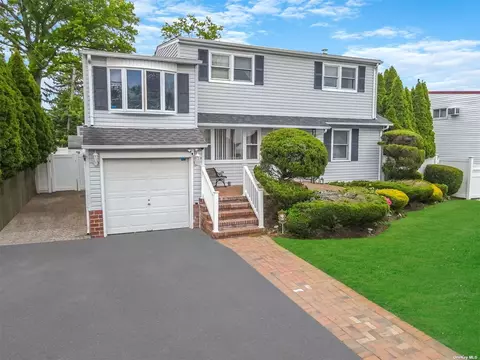 537 Rutherford Dr, Seaford, NY 11783