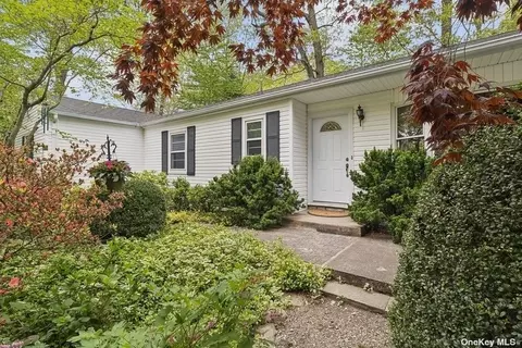6 Southwood Dr, Miller Place, NY 11764