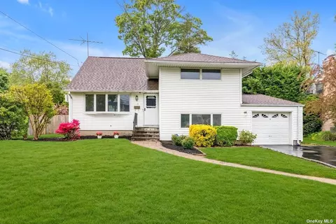 15 Lancaster Pl, Huntington Station, NY 11746