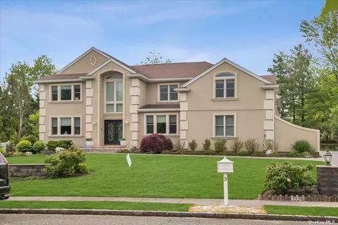 3 Chauncey Pl, Woodbury, NY 11797
