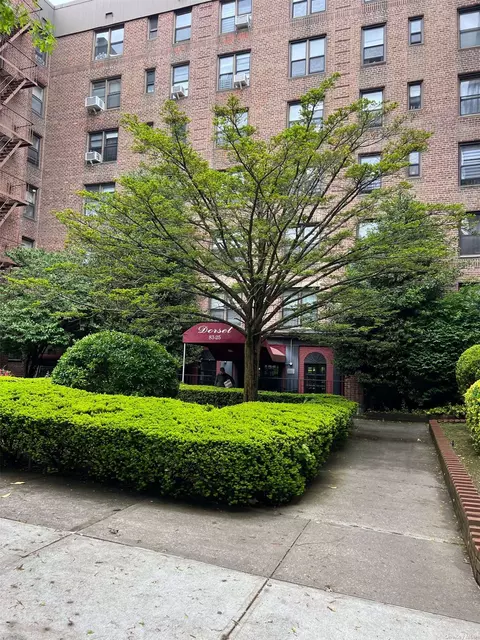 83-25 98th St #2A, Woodhaven, NY 11421