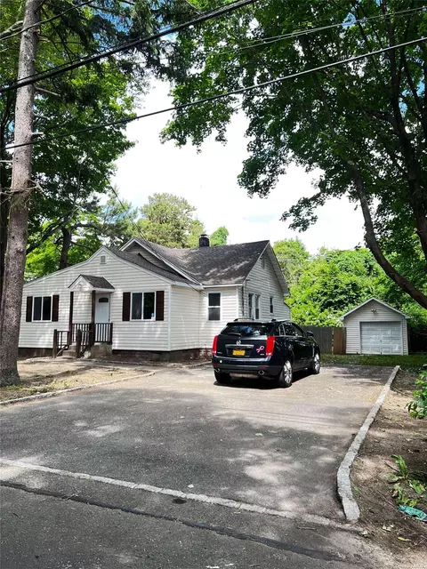 19 Central Pkwy, Medford, NY 11763