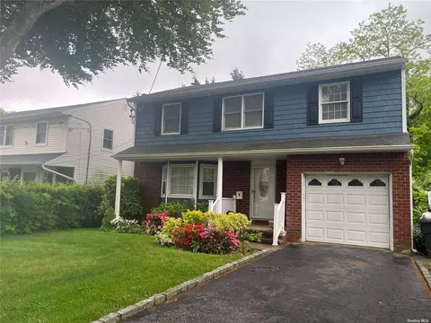 8 Yale St, Roslyn Heights, NY 11577