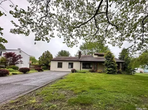 15 Daytona Beach Pl, Coram, NY 11727