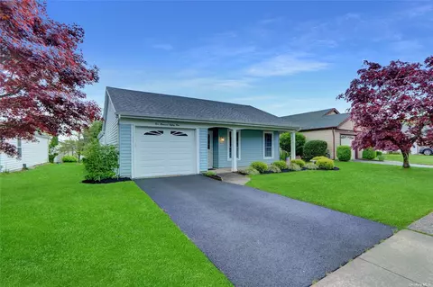 581 Stratford Ln #581, Ridge, NY 11961