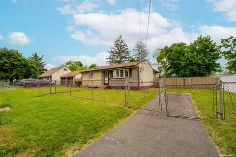 9 E Locust St, Central Islip, NY 11722
