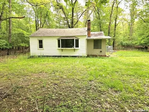 11 Sweezey Town Rd, Middle Island, NY 11953