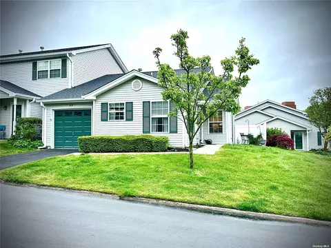 44 Biltmore Cir #44, Huntington Station, NY 11746
