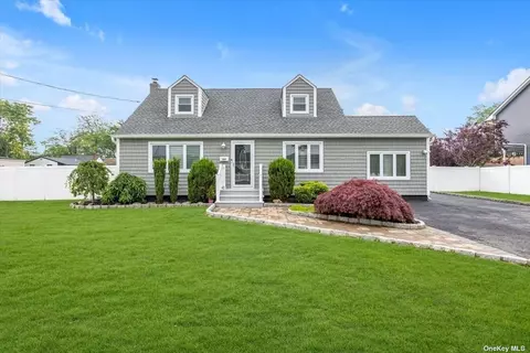 1565 12th St, West Babylon, NY 11704