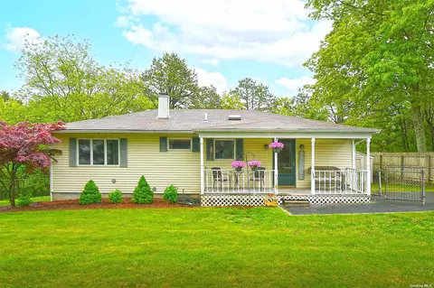 159 10th Ave, Holtsville, NY 11742