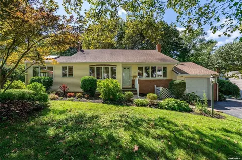 95 Iceland Dr, South Huntington, NY 11746