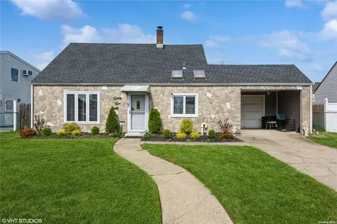 24 Harvest Ln, Levittown, NY 11756