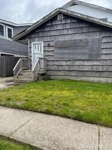 31 Kent Rd, Island Park, NY 11558