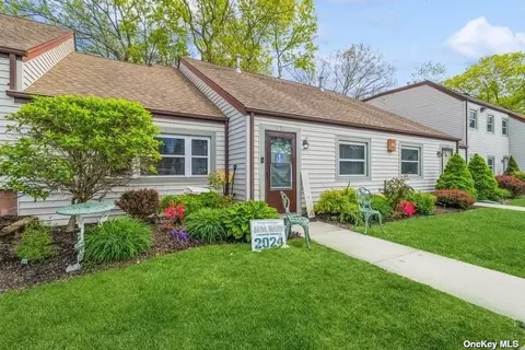 524 Lake Ct #524, Middle Island, NY 11953