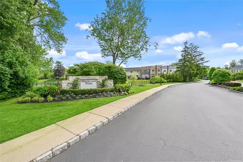 32 Woodlake Dr E #32, Woodbury, NY 11797