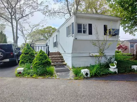 1964 River Rd, Calverton, NY 11933