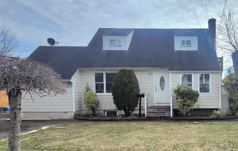 350 Clift St, Central Islip, NY 11722