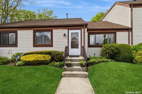 82 Gauguin Ct #82, Middle Island, NY 11953